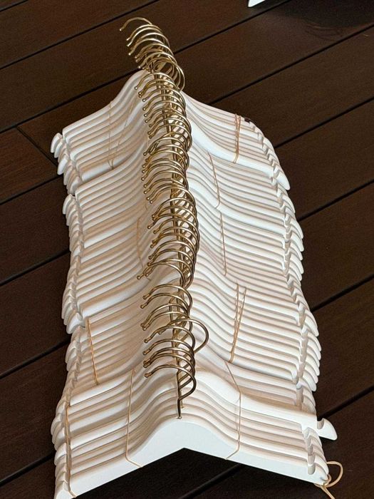 Pack de Cruzetas da marca Mainetti com gancho dourado