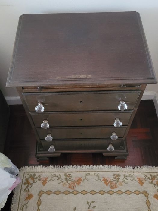 Camiseiro com puxadores em vidro