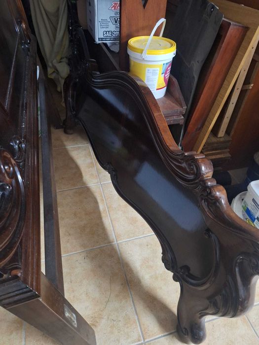 Cama casal comoda e mesas cabeceira