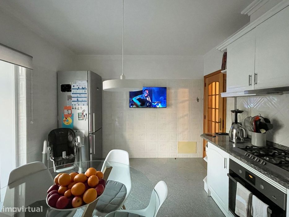 Luminoso T2 com 115 m² e Garagem Box em Manique | Junto aos Salesianos