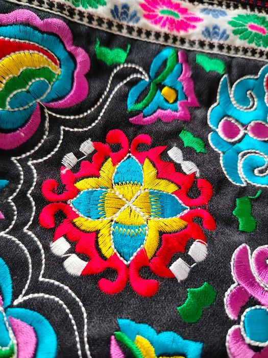 Gobelin etniczny z Chin na ścianę, dywanik ręcznie haftowany 145x80