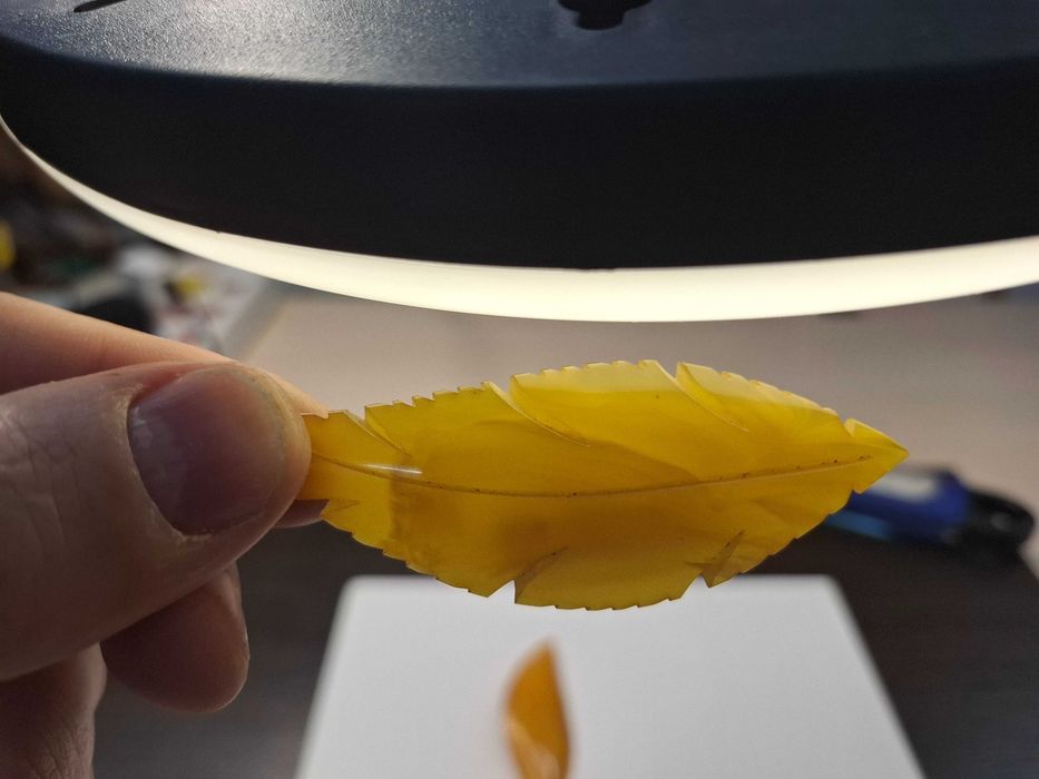 Dwa liście. Broszki bakelitowe wykonane w latach 60 XX wieku