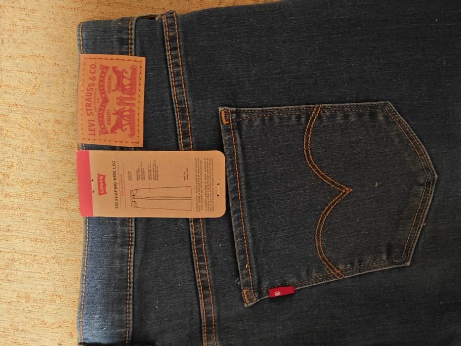 Джинси Levi's® 318™ з широкими штанинами та ефектом, що стягує .