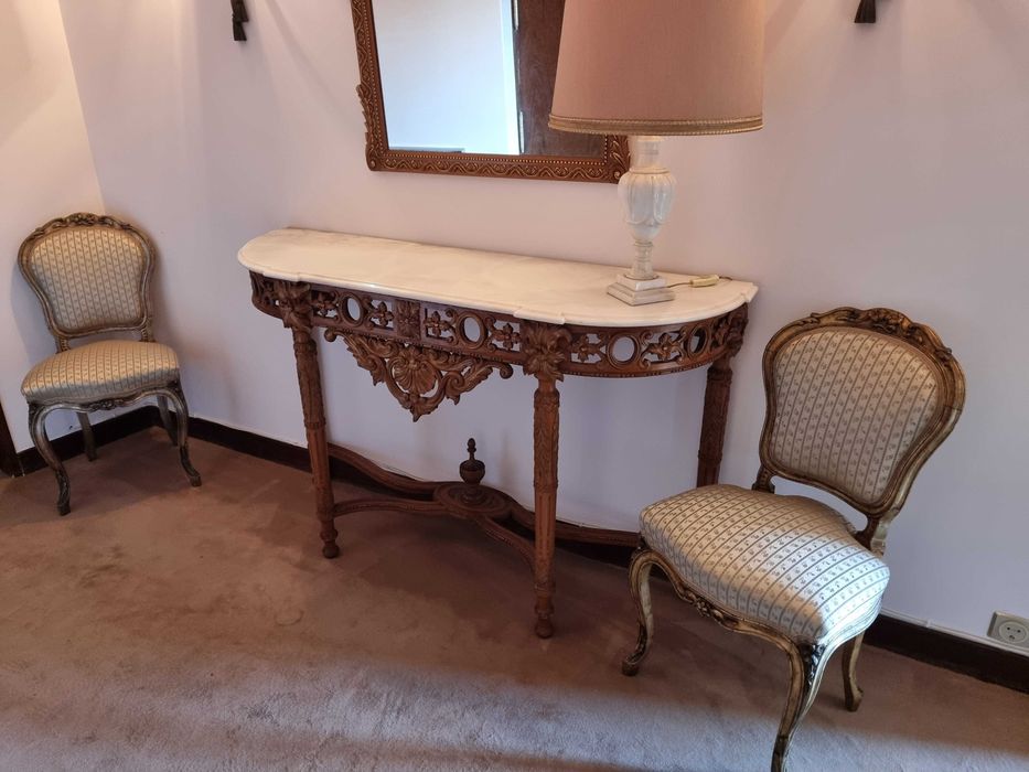 Consola antiga em madeira entalhada com tampo em mármore