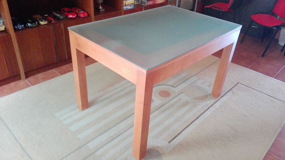 Mesa com tampo de vidro