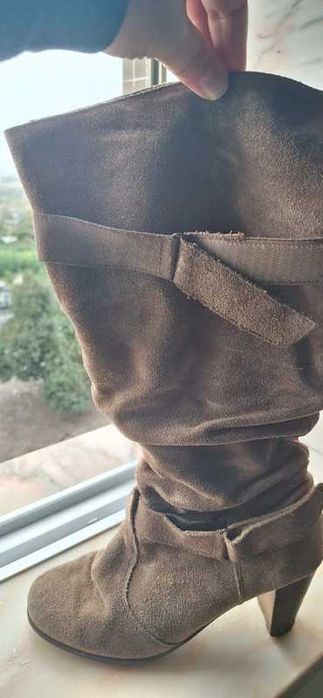 Botas bege cano alto