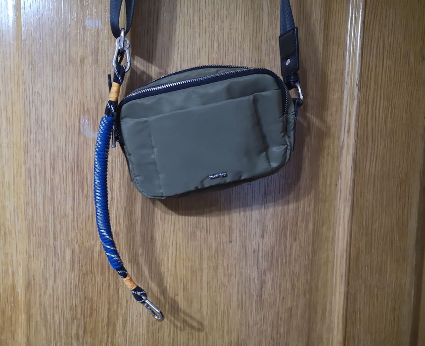 Mala de mulher. Parfois. Como nova.  Cordão azul removível.