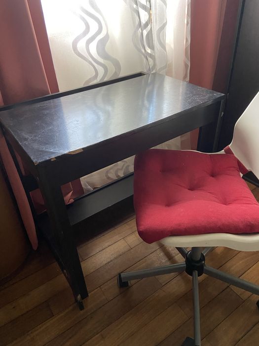 Mesa preta de madeira e cadeira branca giratória