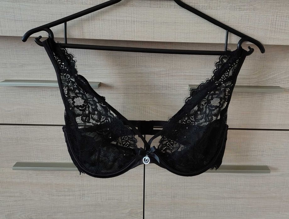Biustonosz Hunkemoller Doutzen's Stories, 75 B, kolor Czarny.