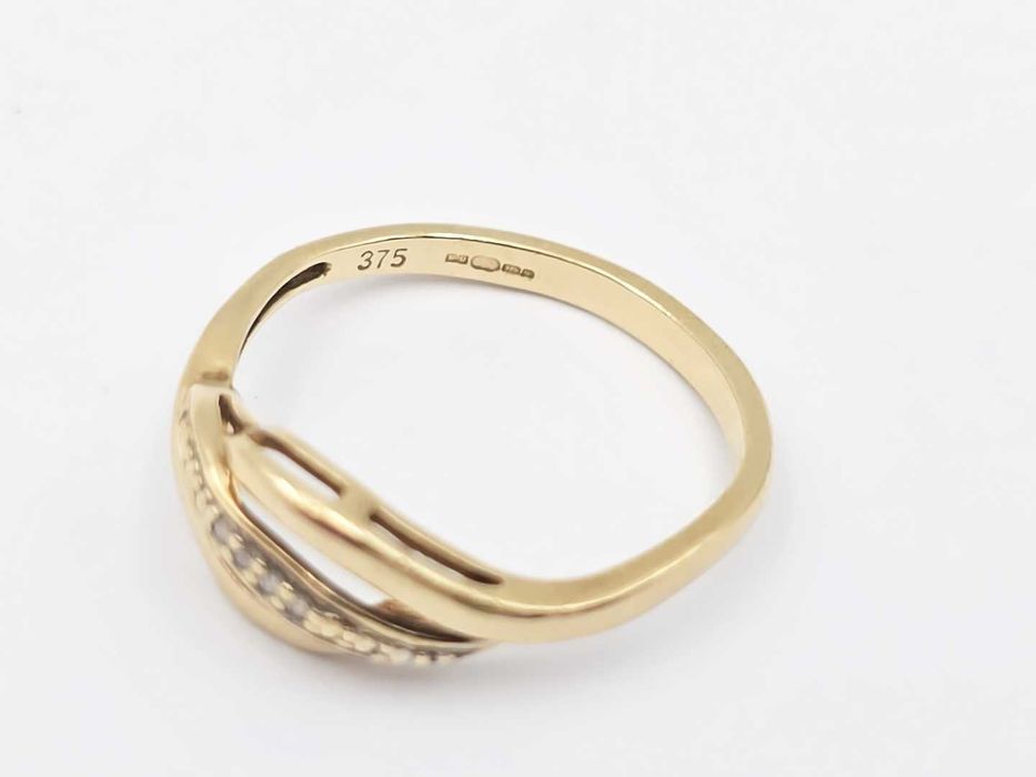 Elegancki złoty pierścionek 375 R. 17
