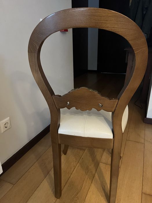 Cadeiras de jantar estofadas em couro branco e com pormenor dourado