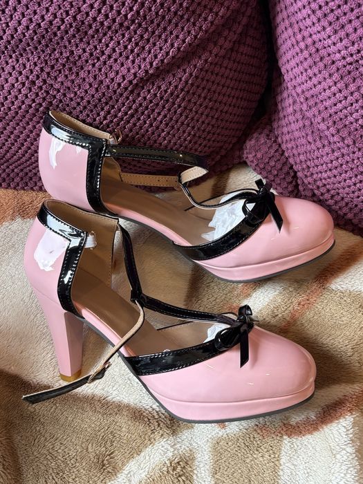 Nowe buty lakierowane różowe