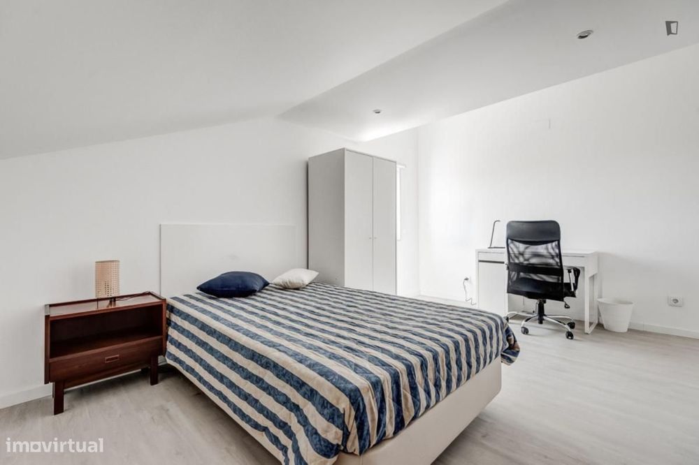 Quarto - localizado em Caparica Lisbon