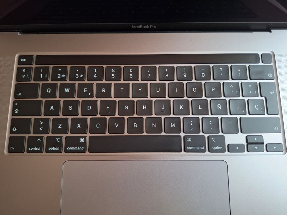 MacBook Pro 16 (2019)64729595504643122