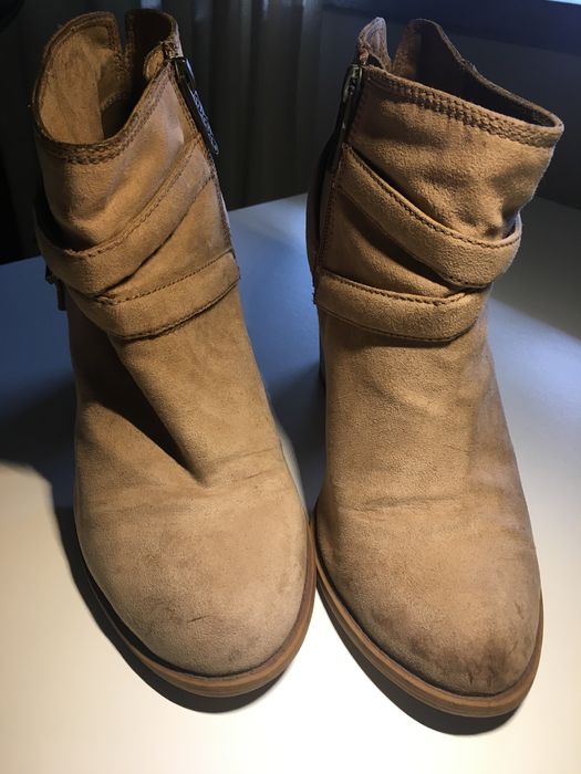 Botins camurça cor beije da Bershka