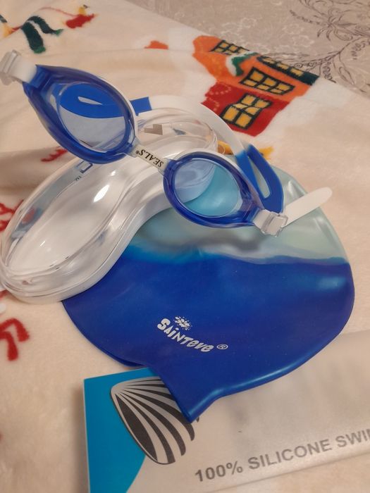 Шапочка та окуляри для плавання