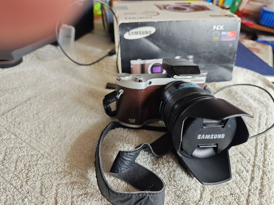 Aparat NX 300 z obiektywem