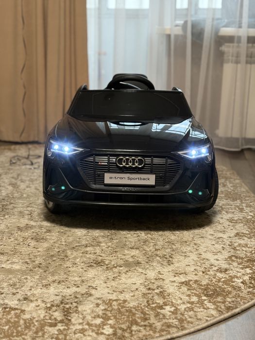 Електромобіль дитячий Audi е-tron Sportback чорний