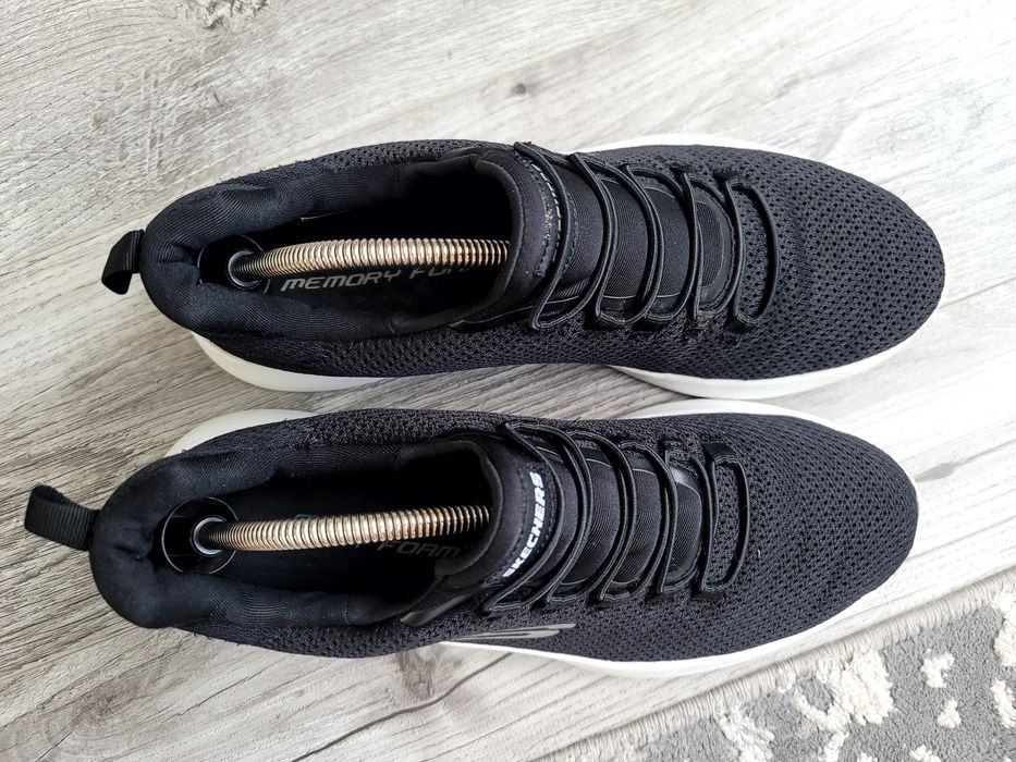 продам фірмові кросівки Skechers Dynamight