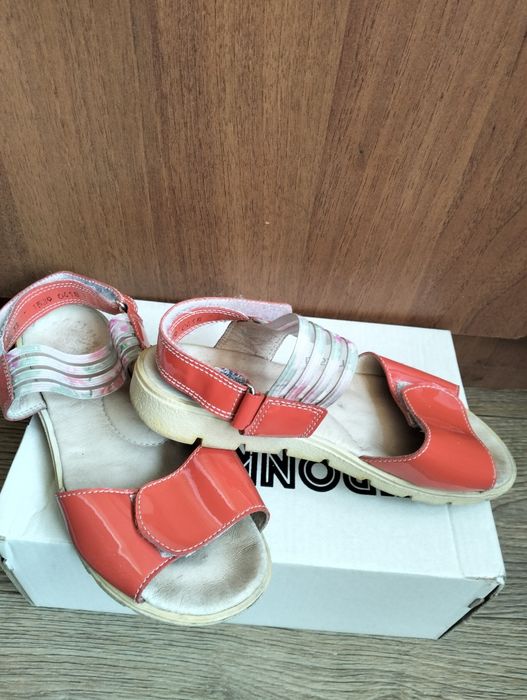 Босоніжки, Сандалі