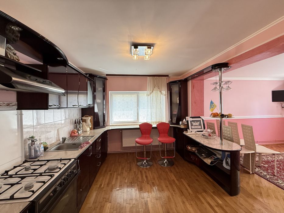 Продається просторий будинок