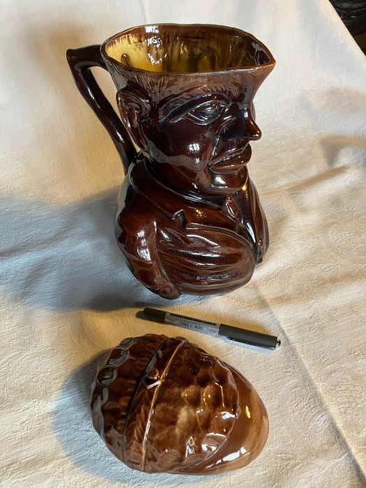 Grande caneca antropomórfica em faiança.