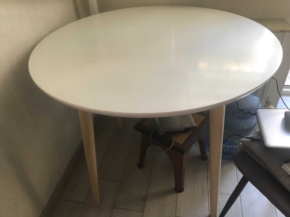 стол обеденный круглый. белого цвета