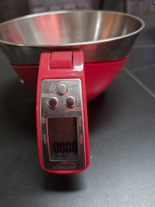 Uma Balança Digital com bandeja em inox