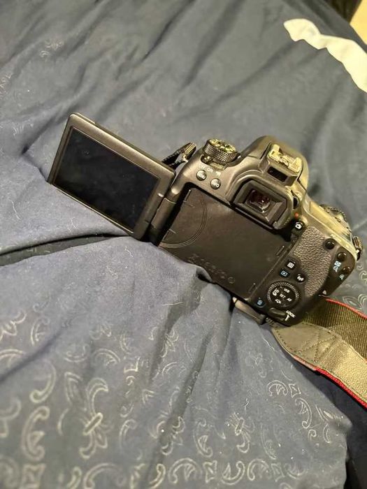 Canon EOS 77D
