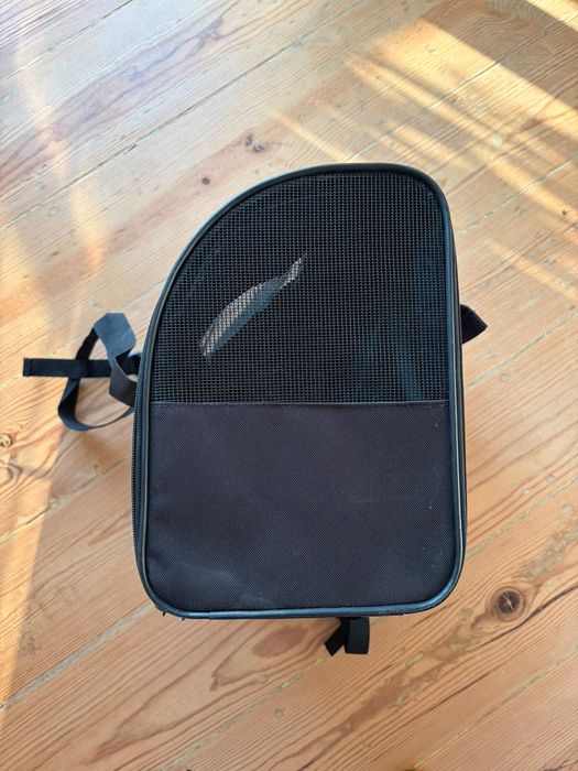 Mochila para um gato ou um cão pequeno.