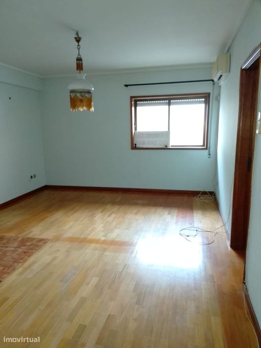 Apartamento T4+1 em Rés-do-chão — Bom estado.