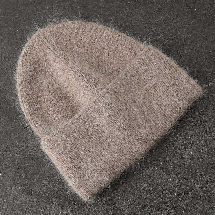 Пухнаста тепла шапка біні з ангори мокко