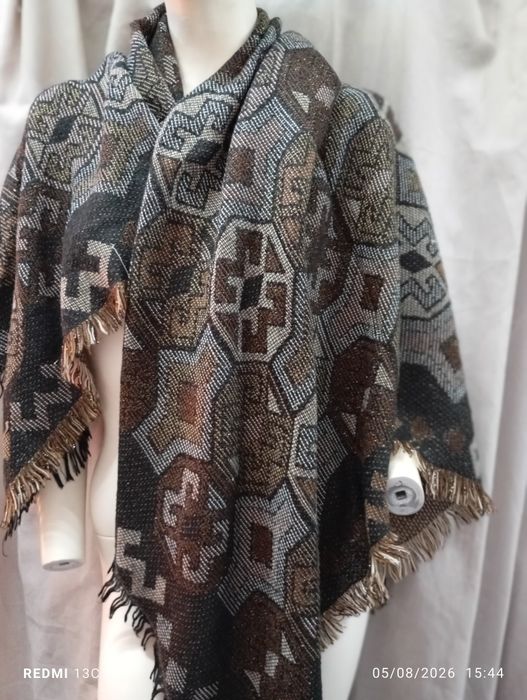 Lenço castanho com padrões