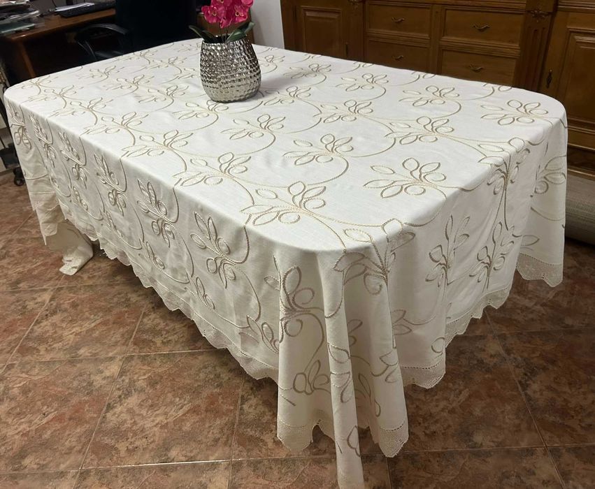 Toalha de mesa em linho, bordada, aplicação renda toda a sua extensão