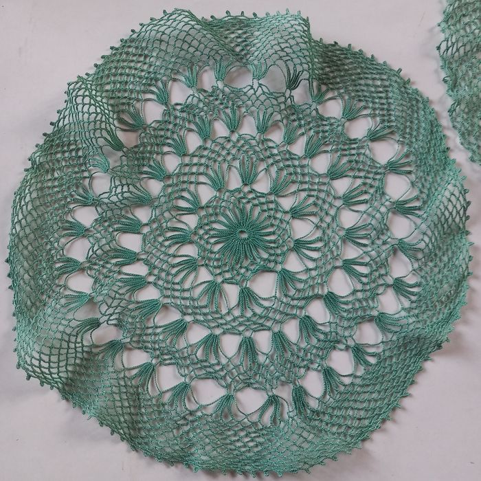 Três antigos naperons em crochet