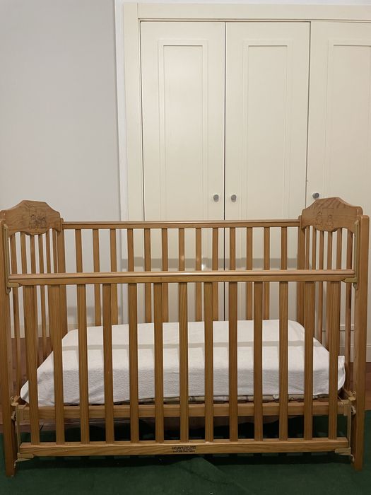 Berço de bebé em madeira + colchão