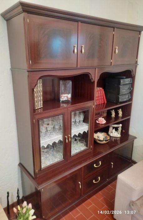 Móvel em madeira maciça – excelente estado