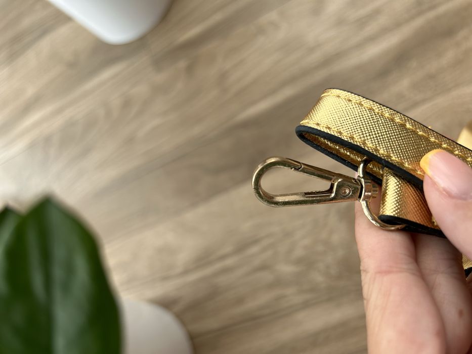 Złota torebka do ręki