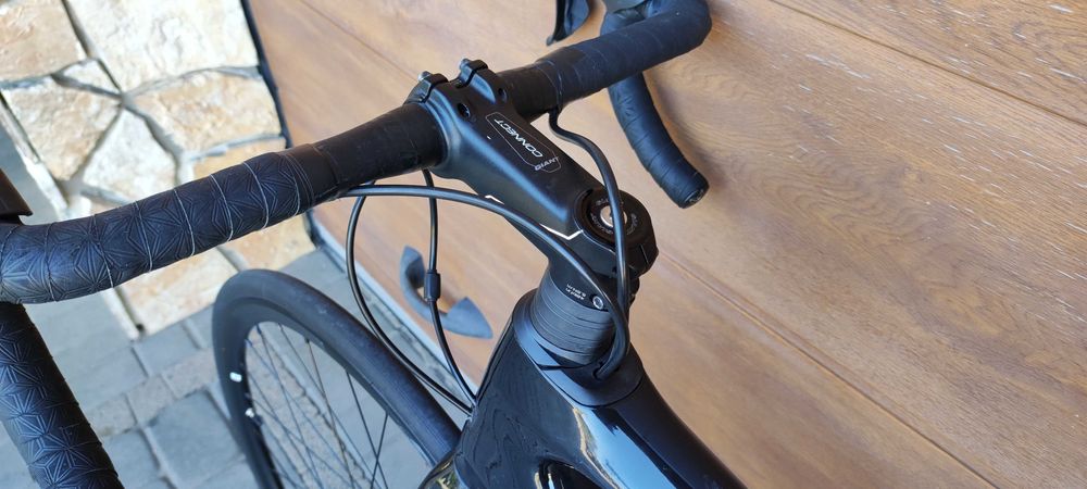 Rower GIANT Defy Advanced 1 koło 28" Carbon Red 2019 w kolorze CZARNYM