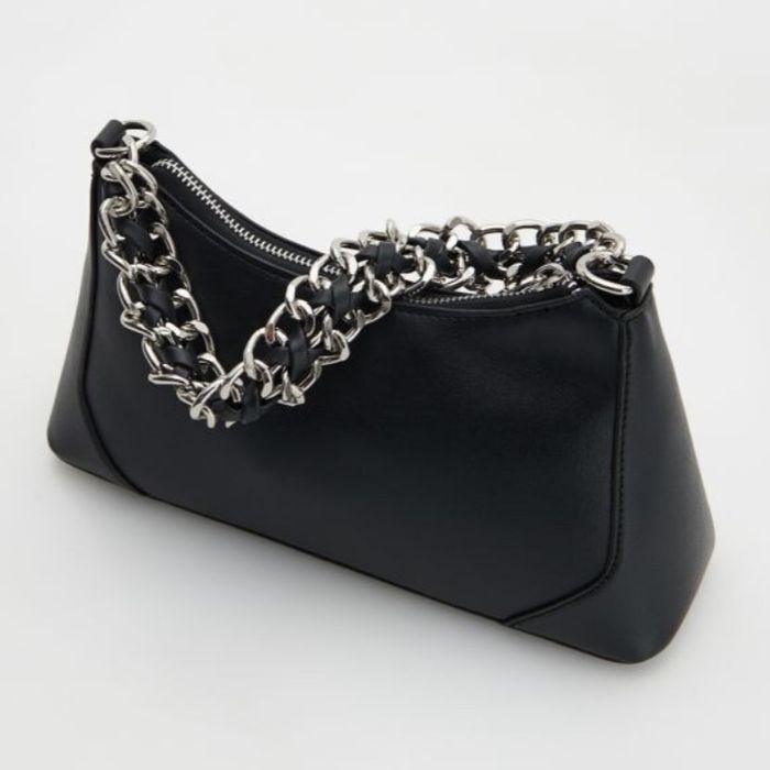 Чорна сумка Reserved у стилі y2k