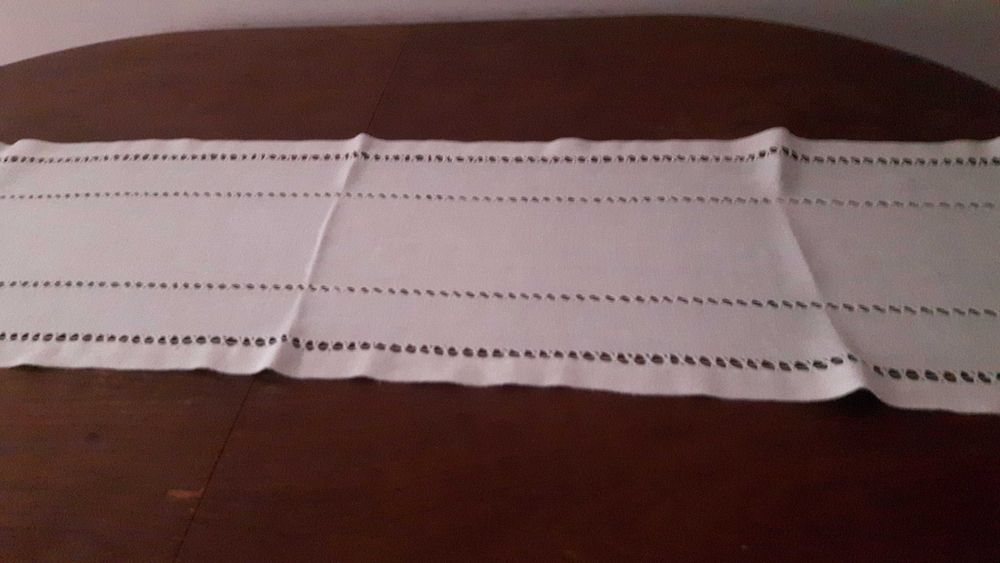 Pano de mesa em linho , ponto aberto feito a mão