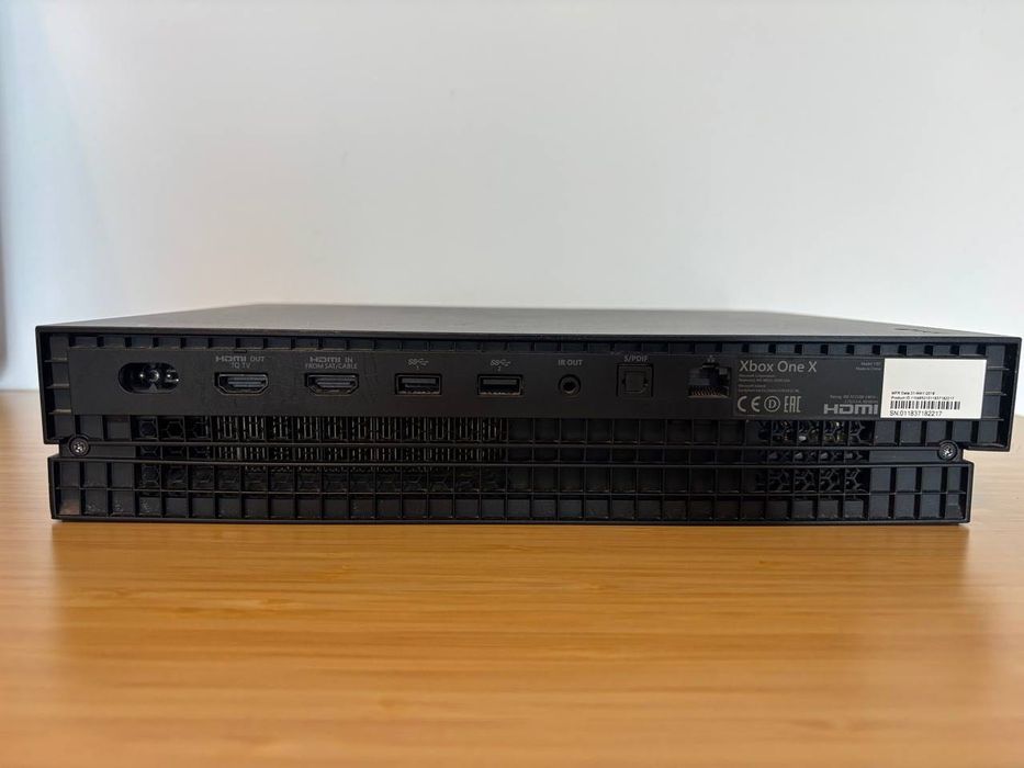 Konsola Xbox One X 500 gb + Pad