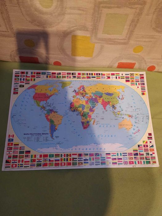 Mapa geograficzna ze wzorami geometrycznymi.