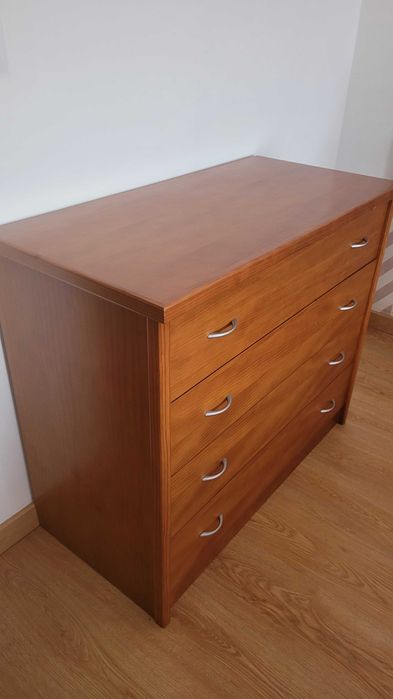 Conjunto cama de solteiro, cómoda, mesinha de cabeceira.