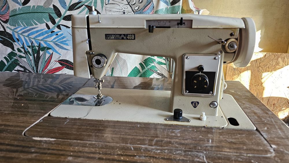 Predom Łucznik 466 maszyna do szycia zabudowana szafka