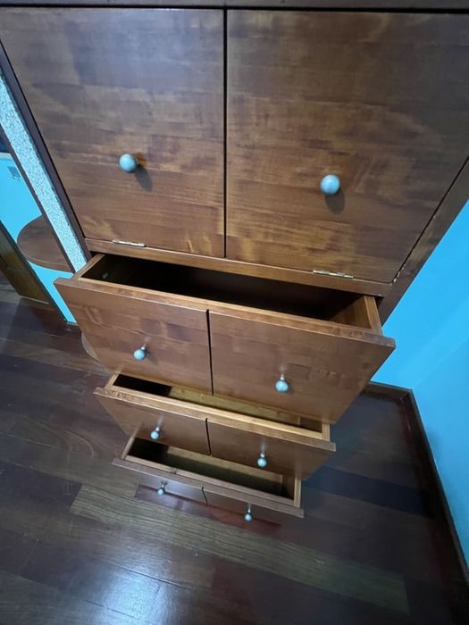 Móvel de sala em madeira de cerejeira e granito