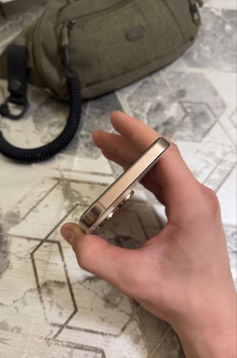 IPhone 16 Pro Max Gold