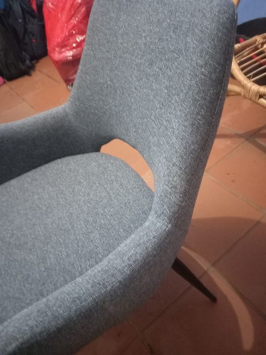 Cadeira nova em tecido cinza