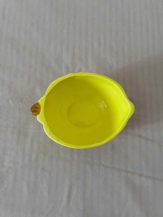 Taça de cerâmica em forma de limão, amarela