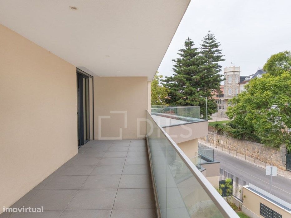 Apartamento T2 novo, na Parede, junto praia, com garagem e elevador